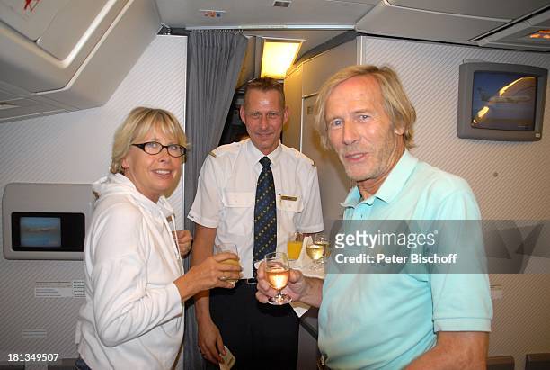 Horst Janson, Ehefrau Hella, dahinter: Jörg Walfort , Flugzeug , Flughafen Bridgetown, Insel Barbados, Karibik, Kabine, Champagner, Champagnerglas,...