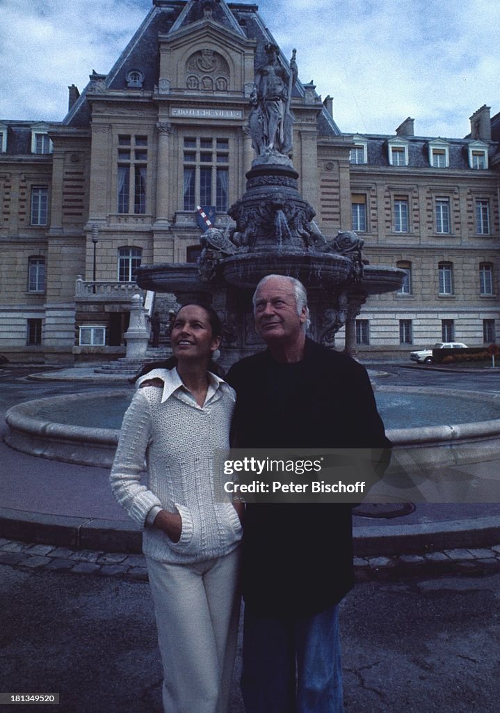 Curd Jürgens mit Ehefrau Margie, Stadtbummel in Evreux, Frankrei