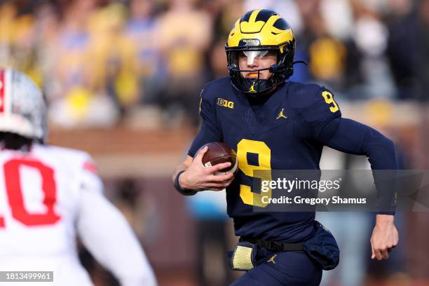 McCarthy of the Michigan Wolverines runs the ball against the Ohio State Buckeyes during the second quarter in the game at Michigan Stadium on...