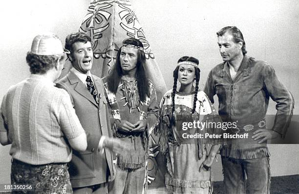 Rudi Carrell, Pierre Brice, Marie Versini, Lex Barker, ARD-Show "Rudi Carrell Show", Folge 20 "Schule", , Indianer-Outfit, Kostüm, verkleidet,...