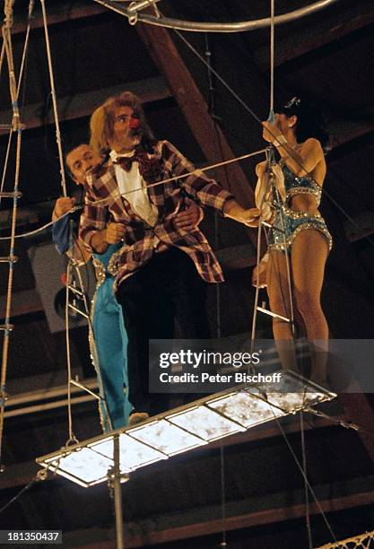 Freddy Quinn , Artisten, Trapez-Nummer, ARD-Gala "Stars in der Manege", München, Deutschland, , "Circus Krone", Auftritt, Artsistik, Clowns-Kostüm,...