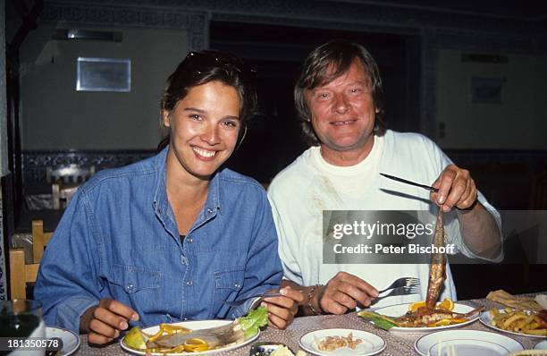 Desiree Nosbusch, Lebensgefährte Georg Bossert, Tanger, Marokko, , Fisch, Restaurant, Pommes, Teller, Besteck, Hemd, Urlaub, Lebensgefährtin,...