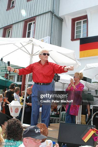 Heino, im Hintergrund: Ehefrau Hannelore Kramm, Jubiläum zum 10-jährigen Bestehen von "H E I N O S Rathaus Cafe", Bad Münstereiffel, Deutschland, ,...