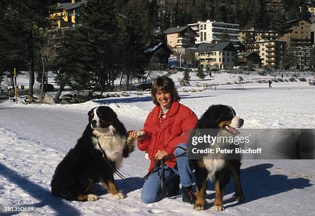 Desiree Nosbusch, Berner-Sennenhunde, Skiurlaub, St. Moritz, Schweiz, , Hund, Hunde, Tier, Tiere, Schnee, Winter, Ferien, Hundeleine, Promis,...