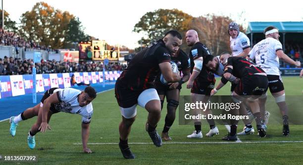 Billy Vunipola of Saracens breaks off the back of the scrum, to score their third try during the Gallagher Premiership Rugby match between Saracens...