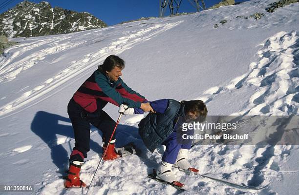 Desiree Nosbusch, Lebensgefährte Georg Bossert, Skiurlaub, St. Moritz, Schweiz, , Ski, Skier, Skifahren, Skistock, Skistöcker, Berge, Berg,...