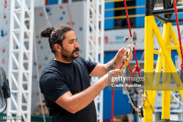 ingénieur vérifiant la corde - rope high rescue photos et images de collection