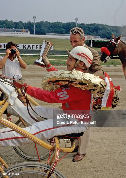 Freddy Quinn, Fotograf , Preisrichter , ARD-Serie "Großstadtrevier", Folge 11: "Robin Hood", Hamburg, Deutschland, , Wettrennen, Trabrennen, Jockey,...