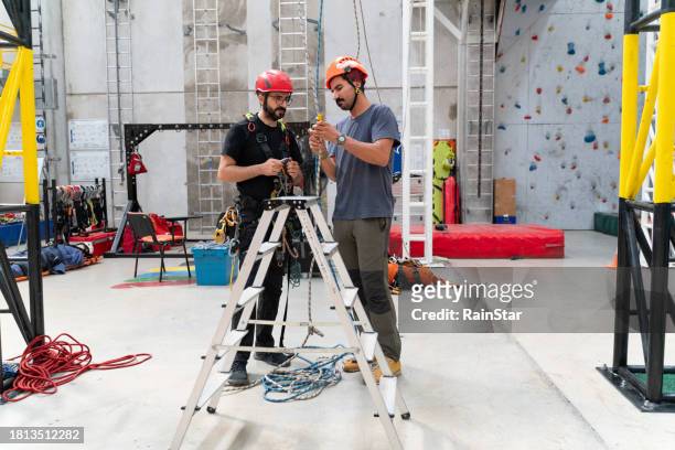 engineer having meeting with rope access technician - careerbuilder challenge stock pictures, royalty-free photos & images