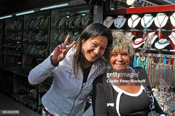 Grit Boettcher, Chinesin, Stadtbummel neben den Dreharbeiten zur ZDF-Reihe "Traumschiff", Folge 54 "Shanghai", Episode 2: "Liebesbriefe", Shanghai,...