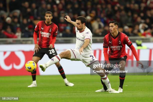 Giacomo Bonaventura of ACF Fiorentina controls the ball whilst under pressure from Tijjani Reijnders of AC Milan during the Serie A TIM match between...