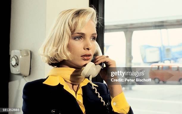 Corinna Drews, Kinofilm "Mamma mia, nur keine Panik", München, Deutschland, , Uniform der "Deutschen Lufthansa", Stewardess, Flugbegleiterin,...