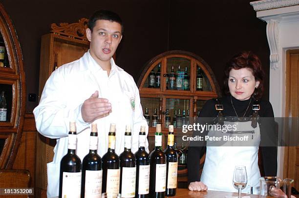 Dolmetscherin, Massan , Besuch eines Weingutes, Jalta, Ukraine, Europa, , Prod.-Nr.: 1496/2006, Weinflaschen, Reise,
