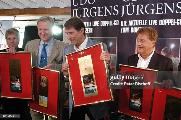 Udo Jürgens , Freddy Burger , Peter Wagner , Wolfgang Hofer , Verleihung 4 x Gold für CD"Jetzt oder nie", Sampler "Zeig mir den Platz an der Sonne",...