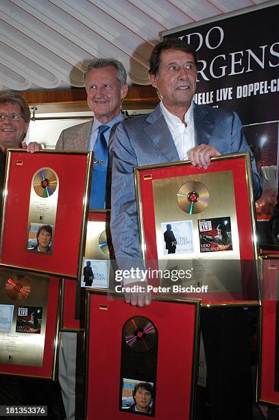 Udo Jürgens , Freddy Burger , Wolfgang Hofer , Verleihung 4 x Gold für CD"Jetzt oder nie", Sampler "Zeig mir den Platz an der Sonne",...
