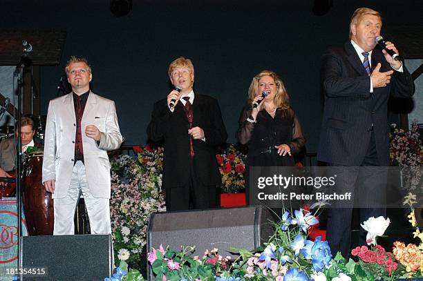 Moderator Karl Moik , Wolfgang Lindner junior und Chorsänger David Lampl und Herlinde Lindner, Tournee "Servus K A R L M O I K - Die große...