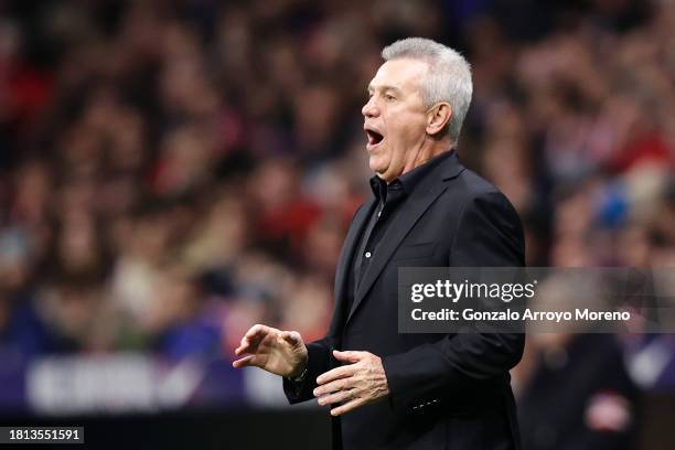 Javier Aguirre, Head Coach of RCD Mallorca, gives the team instructions during the LaLiga EA Sports match between Atletico Madrid and RCD Mallorca at...