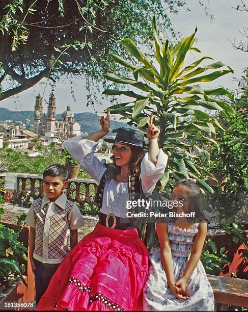 Wencke Myhre, einheimische Kinder, ZDF-Musik-Show "Wencke Myhre-Show", Acapulco, Mexiko, Mittel-Amerika, Bäume, Natur, Palmen, Urlaub, Hut, Tracht,...