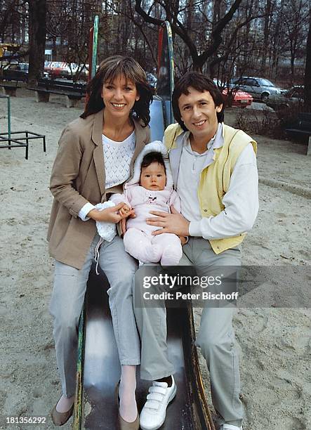 Dorthe Kollo, Ehemann Bernd Klinkert mit Tochter Jil, Homestory, München Deutschland, Europa, Baby, Kind, Mutter, Vater, Rutsche, Spielplatz,...