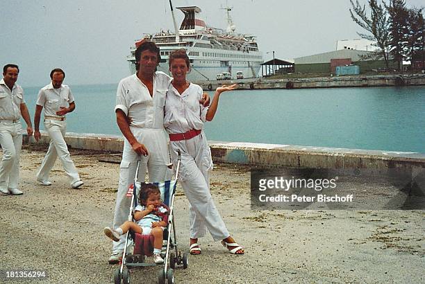 Dorthe Kollo, Ehemann Bernd Klinkert mit Tochter Jil, Kreuzfahrschiff "MS Kazakstan" Südamerika Rundfahrt, Urlaub, Baby, Kinderwagen, Meer, Kind,...