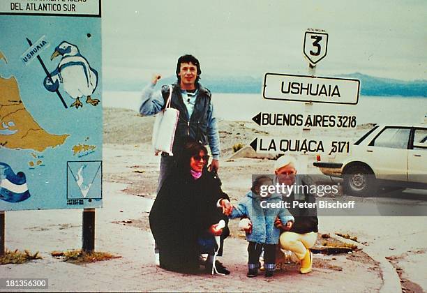 Dorthe Kollo , Ehemann Bernd Klinkert, Tochter Jil Kreuzfahrschiff "MS Kazakstan" Südamerika Rundfahrt, Urlaub, Auto, Straße, Schild, Familie,...