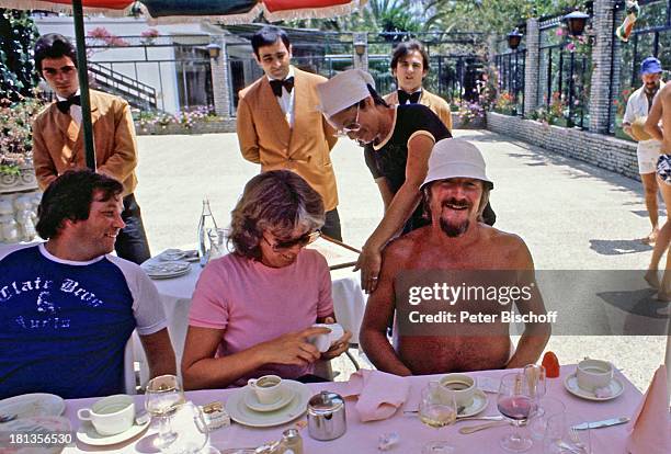 James Last, Ehefrau Waltraud , Band-Mitglieder mit Ehefrauen, Hotel-Angestellte, Marbella, Spanien, Europa, , Mütze, Hut, eincremen, Tasse, Wein,...