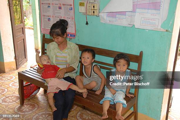 Mutter mit Kindern, Vietnamesin, kleines Mädchen, kleiner Junge, Baby, Kleinkind, Gesundheitszentrum von Tien Luc, Vietnam, Asien, Einheimische,...