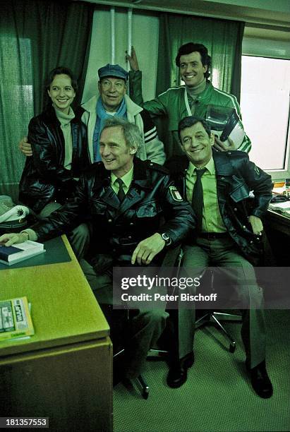 Arthur Brauss, Peter Heinrich Brix, Jürgen Roland , Namen auf Wunsch, ARD-Krimi-Serie "Großstadtrevier", Hamburg, Deutschland, Polizei-Beamter, Helm,...