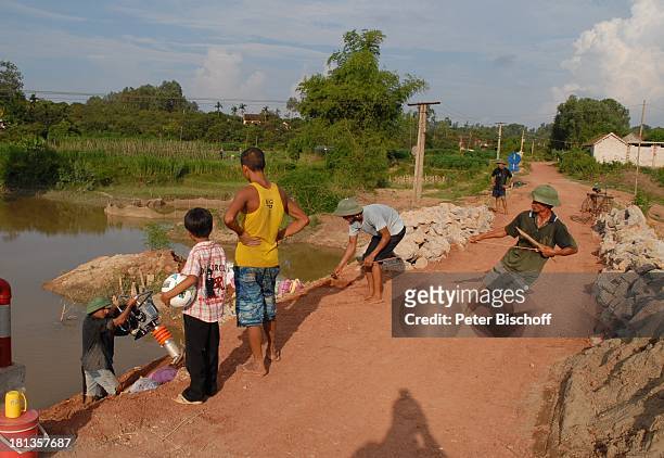 Chu Van Son , Bauarbeiter bauen "Ke"-Brücke über Fluß Can , Nachbar, Einweihung von "Ke"-B r ü c k e, Ngoen Village, Provinz Tien Luc, Vietnam,...