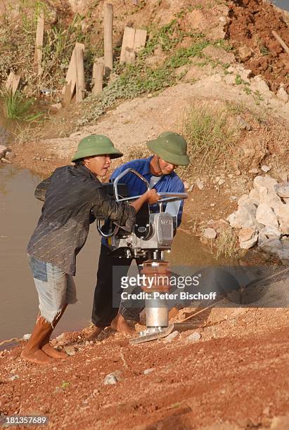Bauarbeiter bauen "Ke"-Brücke über Fluß Can , Einweihung von "Ke"-B r ü c k e, Ngoen Village, Provinz Tien Luc, Vietnam, Asien, Dorf, Vietnamese,...