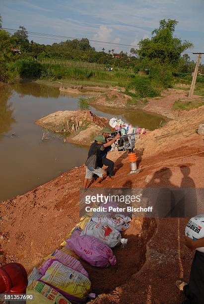 Bauarbeiter bauen "Ke"-Brücke über Fluß Can , Einweihung von "Ke"-B r ü c k e, Ngoen Village, Provinz Tien Luc, Vietnam, Asien, Dorf, Vietnamese,...