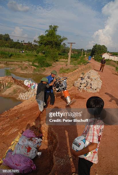 Chu Van Son , Bauarbeiter bauen "Ke"-Brücke über Fluß Can , Einweihung von "Ke"-B r ü c k e, Ngoen Village, Provinz Tien Luc, Vietnam, Asien, Dorf,...