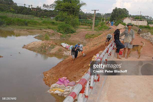 Bauarbeiter bauen "Ke"-Brücke über Fluß Can , Vietnamesen, Hund, Einweihung von "Ke"-B r ü c k e, Ngoen Village, Provinz Tien Luc, Vietnam, Asien,...