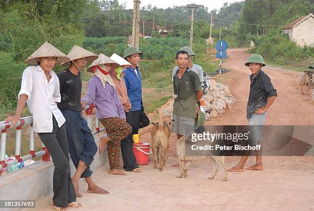 Bauarbeiter bei Mittagspause , Vietnamesen, Hund, Einweihung von "Ke"-B r ü c k e, Ngoen Village, Provinz Tien Luc, Vietnam, Asien, Dorf, Strohhut,...