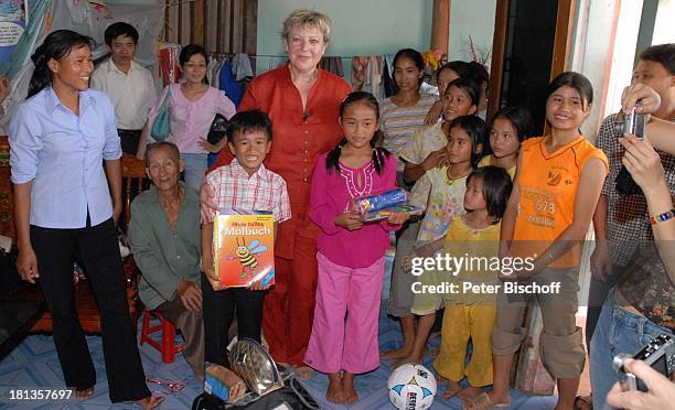 Marie-Luise Marjan , Patenkind Chu Thi Yen , Mutter Nguyen Thi Du , Bruder Chu Van Son , Großvater Chu van Muc , Dorfbewohner, Freunde,...