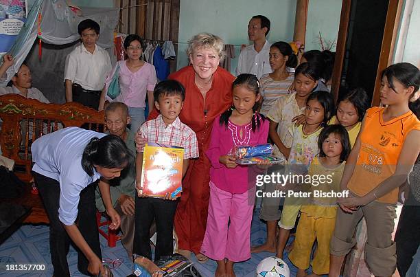 Marie-Luise Marjan , Patenkind Chu Thi Yen , Mutter Nguyen Thi Du , Bruder Chu Van Son , Großvater Chu van Muc , Dorfbewohner, Freunde,...