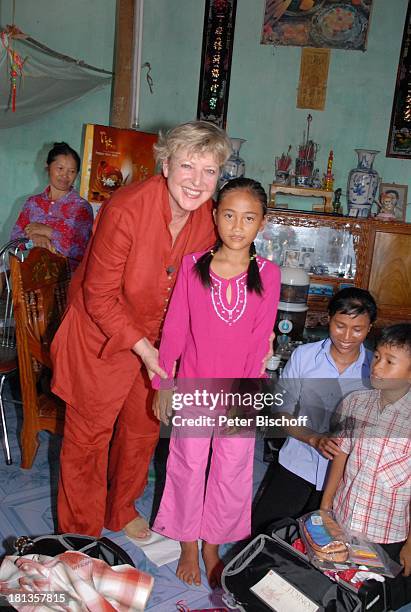 Marie-Luise Marjan , Patenkind Chu Thi Yen , Mutter Nguyen Thi Du , Bruder Chu Van Son , Dorfbewohner, Freunde, Besuch von vietnamesischem Patenkind...