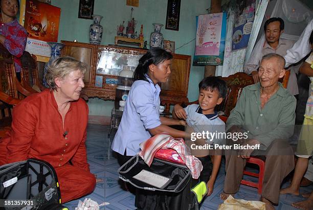 Marie-Luise Marjan , Chu Van Son , Mutter Nguyen Thi Du, Großvater Chu Van Muc, Besuch von vietnamesischem P a t e n k i n d von M.-L.Marjan , Ngoen...