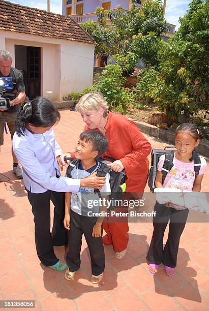 Marie-Luise Marjan , Patenkind Chu Thi Yen , Bruder Chu Van Son , Mutter Nguyen Thi Du, Robert Helming , Dreharbeiten WDR-Reihe "Die Besten im...