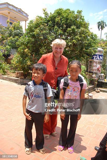 Marie-Luise Marjan , Patenkind Chu Thi Yen , Bruder Chu Van Son , Besuch von vietnamesischem Patenkind von M.-L.Marjan , Ngoen Village, Provinz Tien...