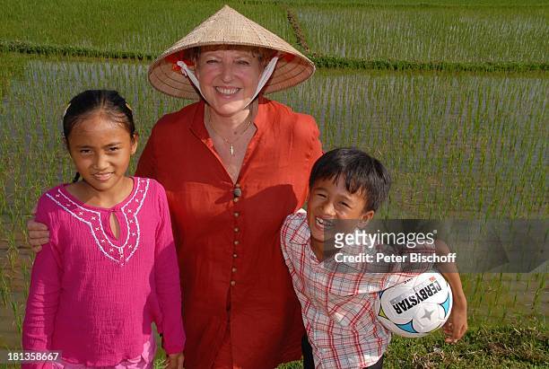 Marie-Luise Marjan, Patenkind Chu Thi Ye , Bruder Chu Van Son , Besuch von vietnamesischem Patenkind von M.-L.Marjan , Ngoen Village, Provinz Tien...