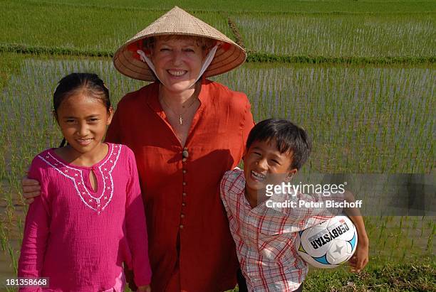 Marie-Luise Marjan, Patenkind Chu Thi Ye , Bruder Chu Van Son , Besuch von vietnamesischem Patenkind von M.-L.Marjan , Ngoen Village, Provinz Tien...