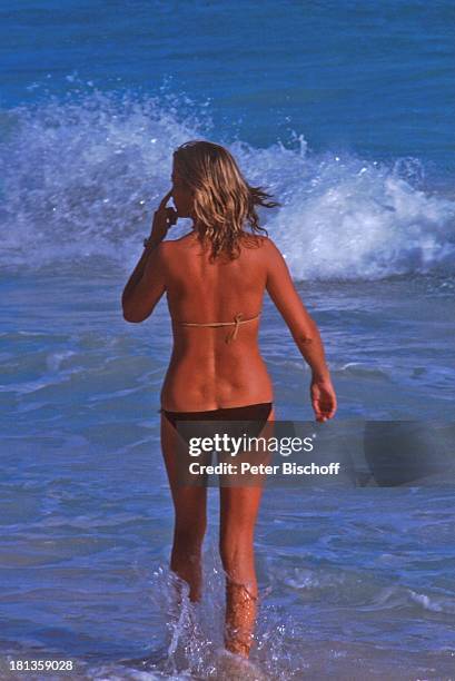 Angela Wepper, Ehefrau von F r i t z W e p p e r, Urlaub auf den Bahamas, Bahamas, Karibik, , Strand, Meer, Wasser, Wellen, baden, Bikini, DB/TP;