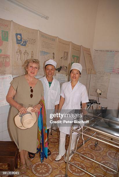 Marie-Luise Marjan , Hebamme , Ober-Arzt, Besuch von P a t e n k i n d von M. - L. M a r j a n , Gesundheitszentrum von Tien Luc, Ngoen Village,...