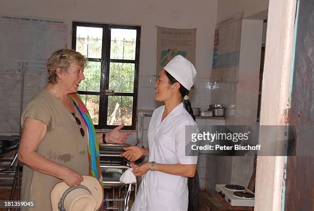 Marie-Luise Marjan , Hebamme , Besuch von P a t e n k i n d von M. - L. M a r j a n , Gesundheitszentrum von Tien Luc, Ngoen Village, Vietnam, Asien,...