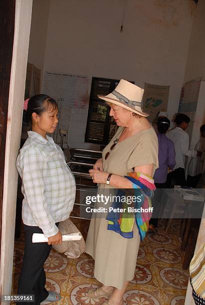 Marie-Luise Marjan , Schwangeres Mädchen , Besuch von P a t e n k i n d von M. - L. M a r j a n , Gesundheitszentrum von Tien Luc, Ngoen Village,...