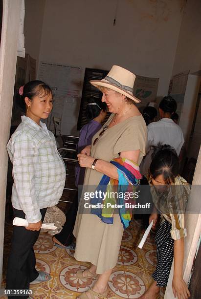 Marie-Luise Marjan , Schwangeres Mädchen , Besuch von P a t e n k i n d von M. - L. M a r j a n , Gesundheitszentrum von Tien Luc, Ngoen Village,...