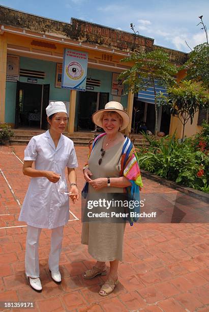 Marie-Luise Marjan , Hebamme, Besuch von P a t e n k i nd von M.-L. Marjan , Gesundheitszentrum von Tien Luc, Ngoen Village, Vietnam, Asien, Dorf,...