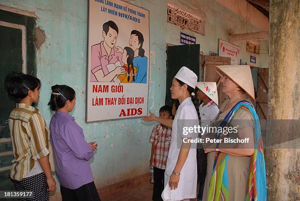 Marie-Luise Marjan , Hebamme , Einheimische, Besuch von P a t e n k i nd von M.-L. Marjan , Gesundheitszentrum von Tien Luc, Ngoen Village, Vietnam,...