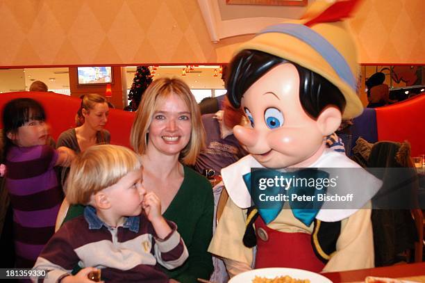 Julia Biedermann, Sohn Julius Matthias Steffens, Disneyfigur "Pinocchio", Frühstück in "Mickeys Cafe", Eröffnung der Weihnachtssaison, "Disney...